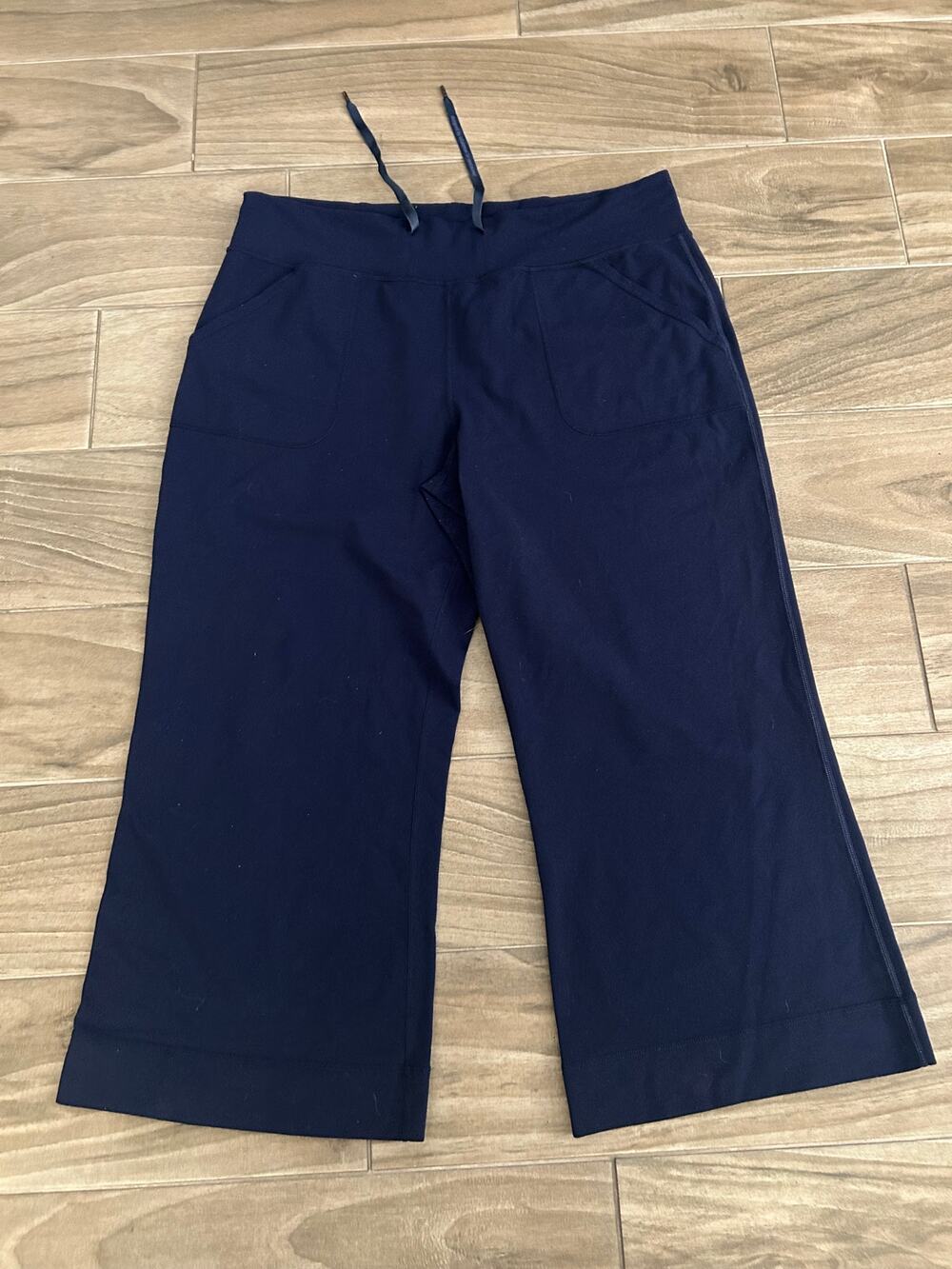 LULULEMON NAVY BLUE CAPRI YOGA PANTS SIZE 10